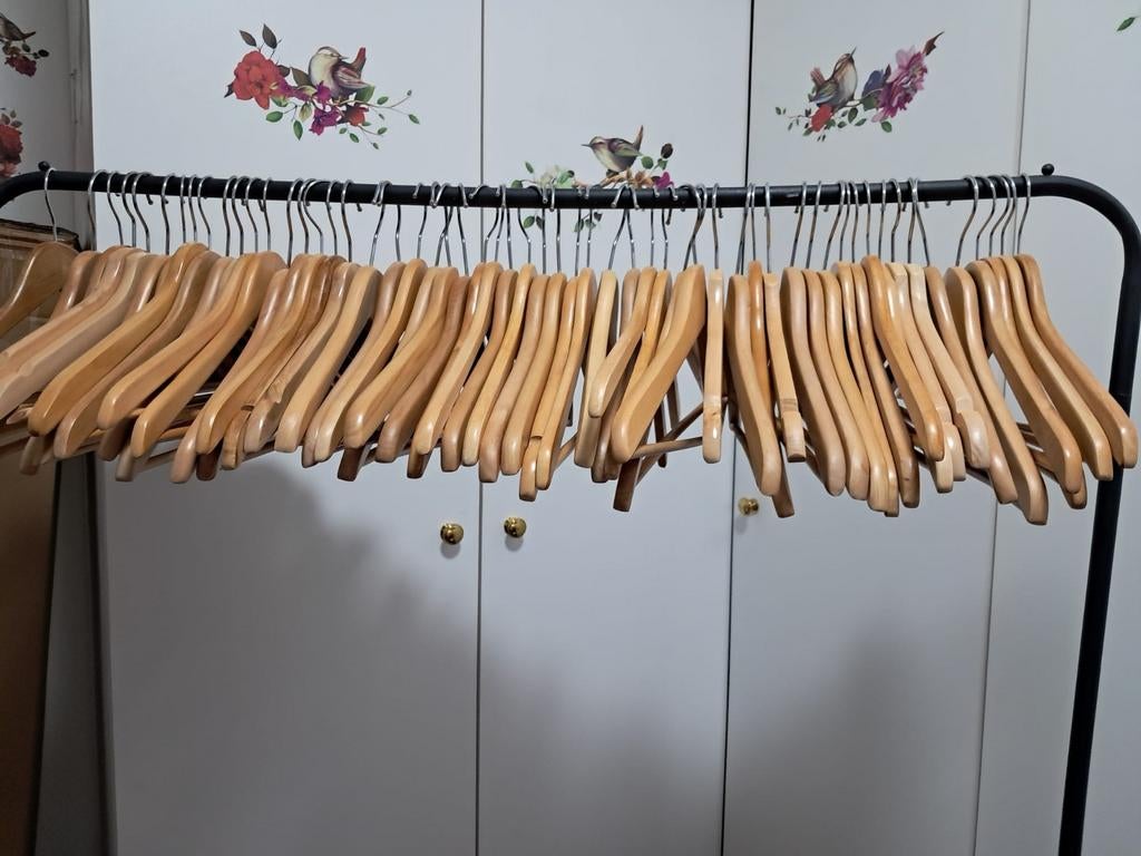 Kledinghangers in hout, Kleding | Dames, Kledinghangers, Ophalen, Hout