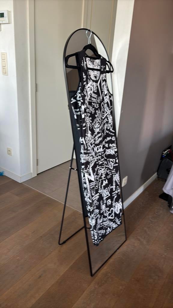 Gebogen staande spiegel, kan ook opgehangen worden, Ophalen of Verzenden, Zo goed als nieuw