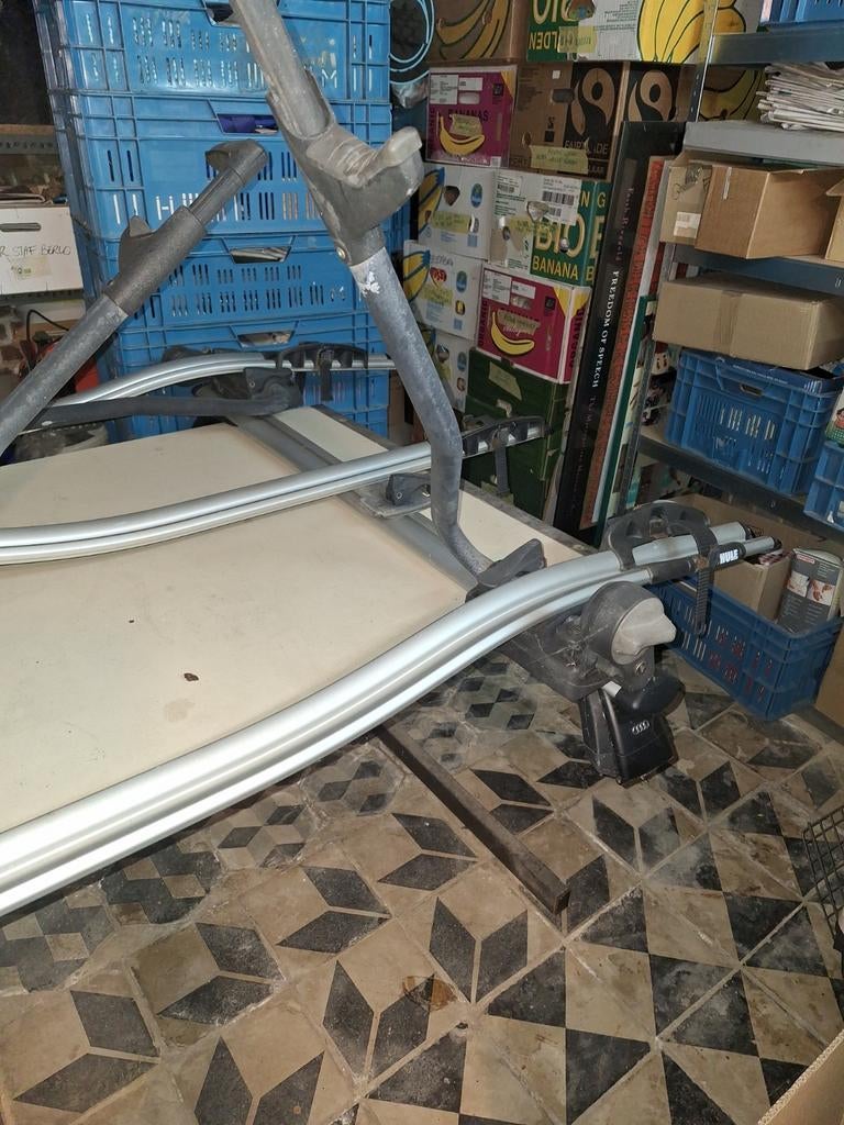 Dakdragers Audi A4 met 3 Thule fietsdragers, Auto diversen, Dakdragers, Ophalen