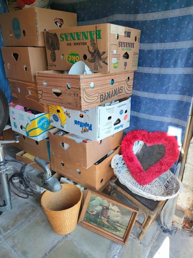 Lot rommelmarkt gerief 12 Dozen en losse spullen., Diversen, Rommelmarktspullen, Ophalen