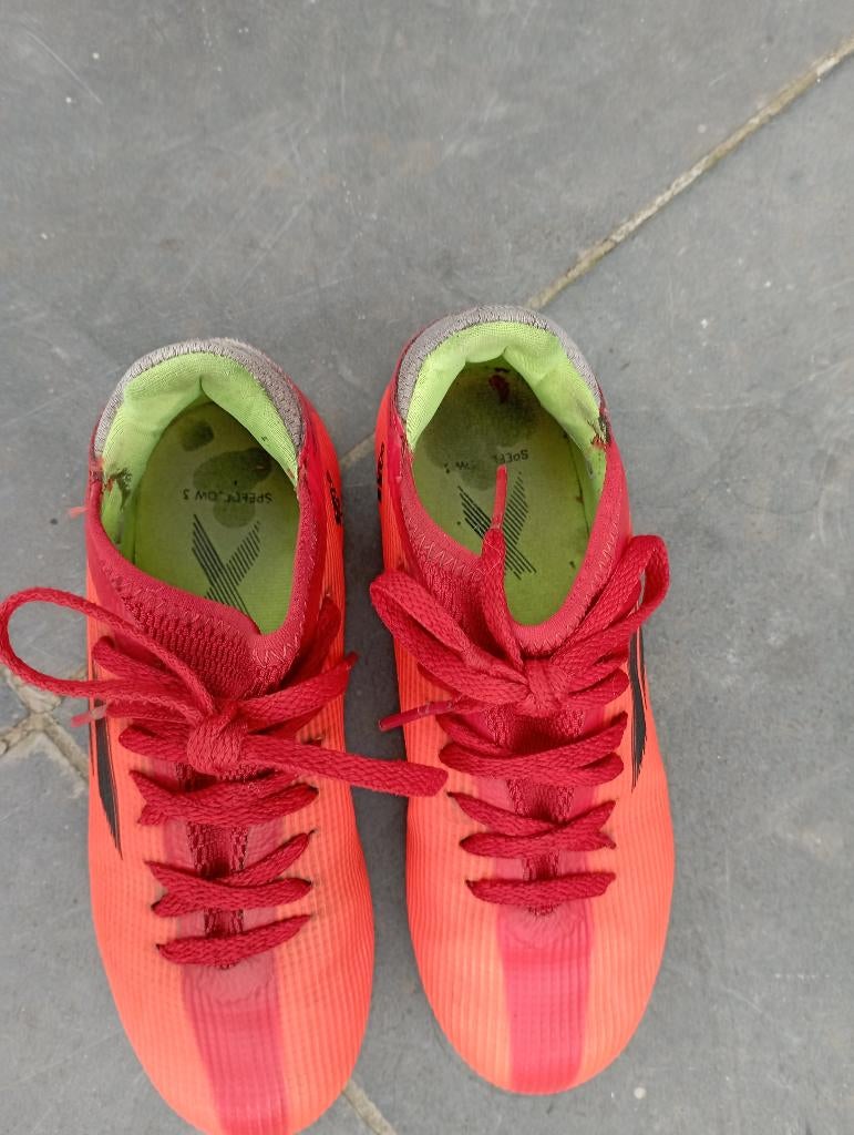 1 paire de chaussures de football taille 30 + 4 chaussettes, Enlèvement ou Envoi, Comme neuf, Chaussures