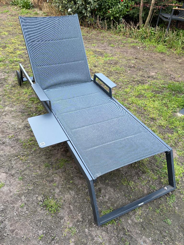 Set van twee tuinstoelen / ligstoelen - antracit, Tuin en Terras, Ophalen, Zo goed als nieuw, Aluminium, Verstelbaar