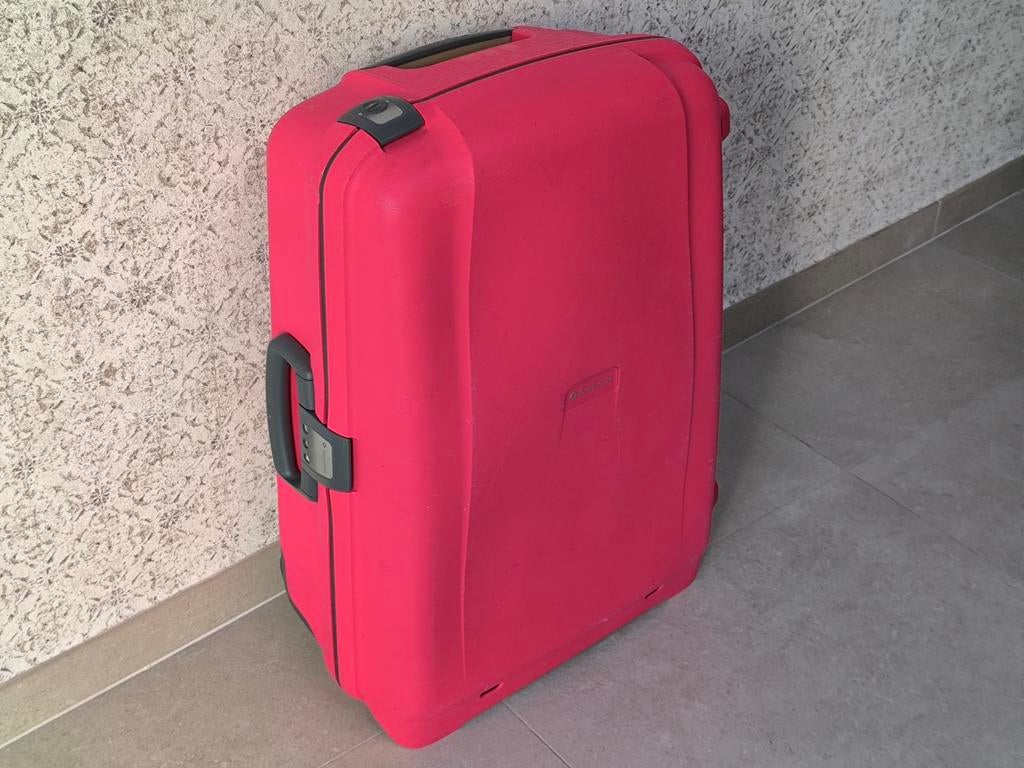 Samsonite coffre/ valise de voyage (sur roulettes), Bijoux, Sacs & Beauté, Valises, Utilisé, Plastique dur, 60 à 70 cm, 45 à 55 cm