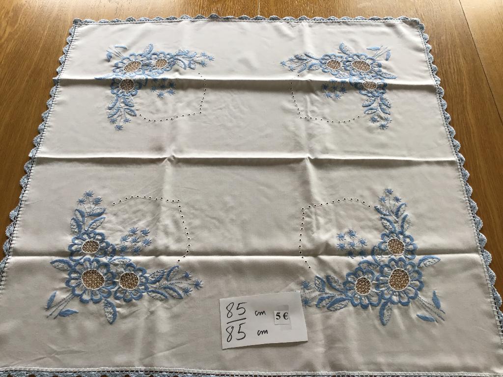 magnifique nappe carrée 85 cm sur 85 cm pour 5€, Maison & Meubles, Nappes, Comme neuf, Carré, Enlèvement ou Envoi