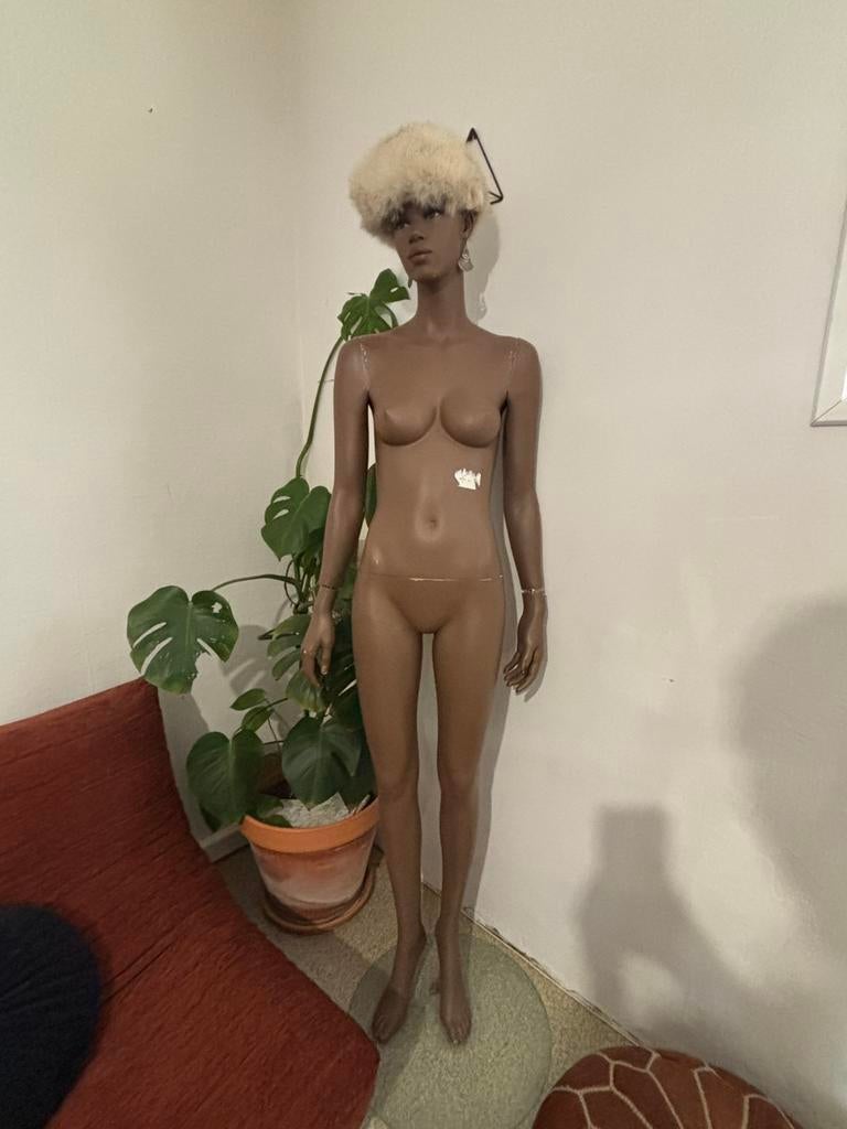 Realistische vrouwelijke etalagepop / incl. glazen voetplaat, Huis en Inrichting, Woonaccessoires | Boeddhabeelden, Gebruikt, Ophalen