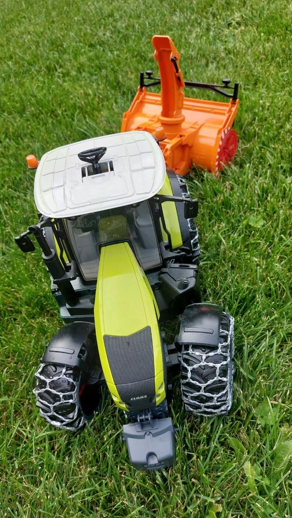 Bruder Claas Axion 95 met sneeuwkettingen en sneeuwblazer, Ophalen