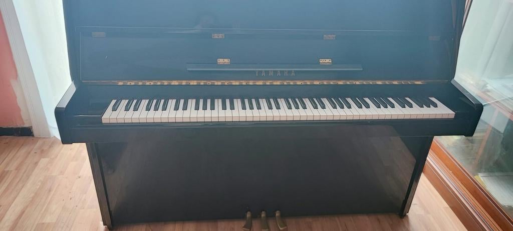 Piano droit Yamaha noir laqué, Muziek en Instrumenten, Piano's, Zwart, Piano