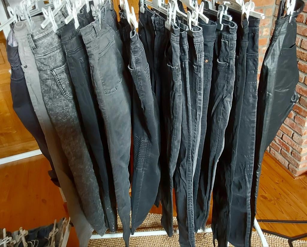 Set van 26 jeans in zwart, grijs, blauw en andere kleuren, m, Diverses, Ophalen of Verzenden, Overige kleuren, W33 - W36 (confectie 42/44)