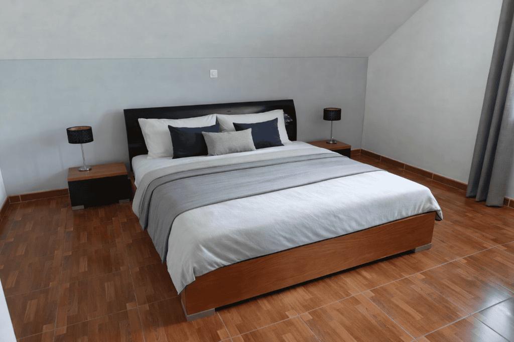 Lit 180X200 avec matelas, sommier et 2 tables de nuit, Maison & Meubles, Enlèvement ou Envoi, Comme neuf, 180 cm, Bois