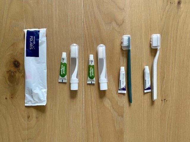 (Voyage) Brosses à dents + mini dentifrices - Nouveau !, Enlèvement ou Envoi, Neuf, Brosse à dents