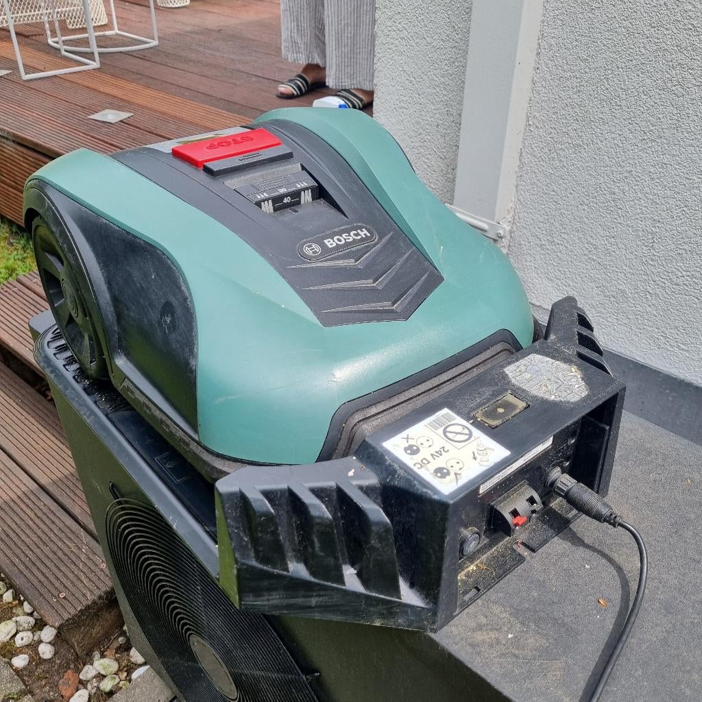 Bosh Indego S+ 350 robot maaier met laad station, Jardin & Terrasse, Tondeuses robotisées, Utilisé, 20 à 25 cm, Contrôlable via l'application
