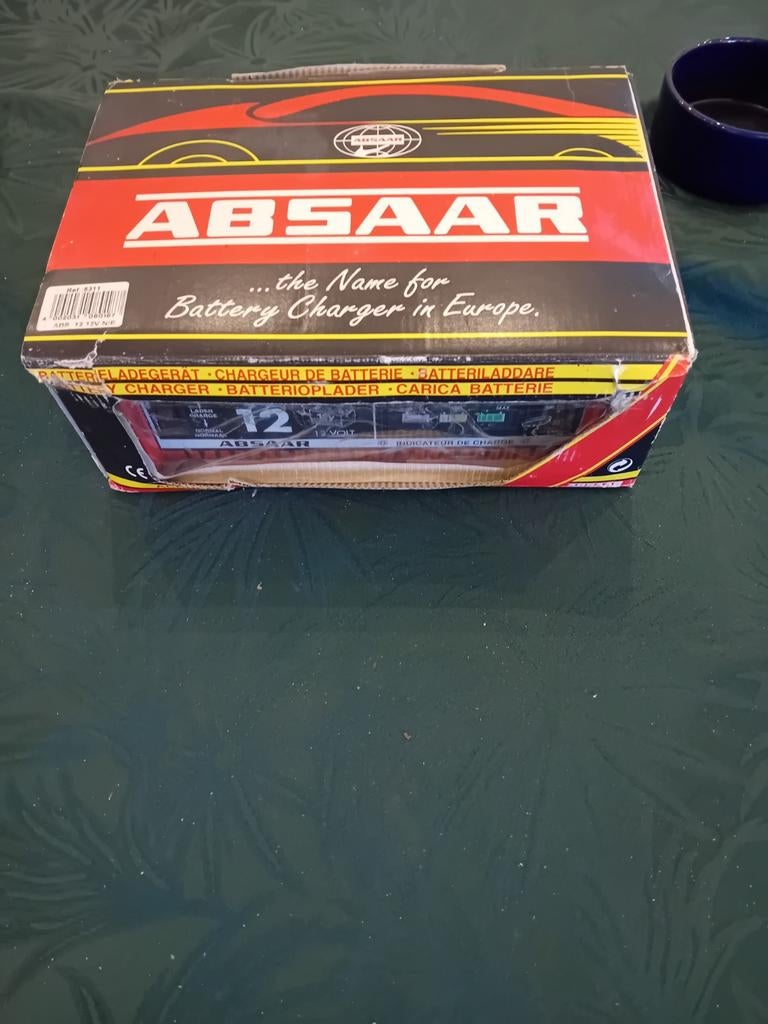 Chargeur de batteries  12 volts comme neuf Pour voiture, Enlèvement
