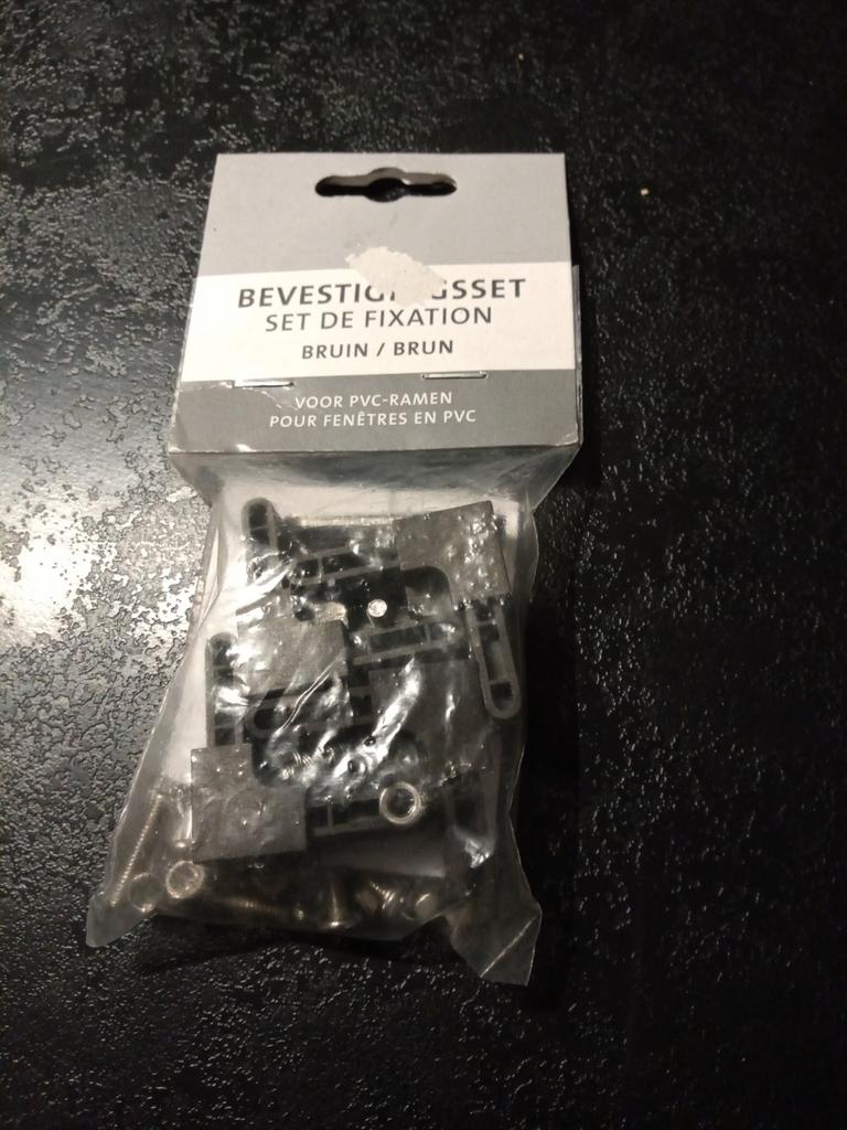 Bruine PVC raamhor bevestigingsset