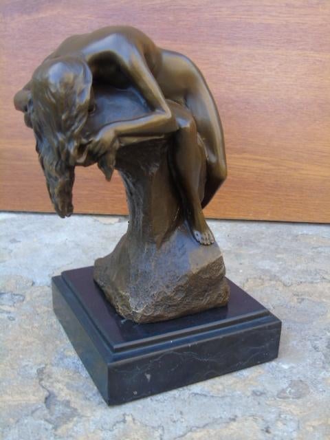 Naakte vrouw op een hoge bronzen rots gesigneerd, MILO, Antiek en Kunst, Antiek | Brons en Koper, Brons, Ophalen of Verzenden