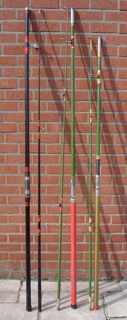 3 zee hengels ( 2 flippers en 1 daiwa surfmaster ), Ophalen, Gebruikt, Werphengel