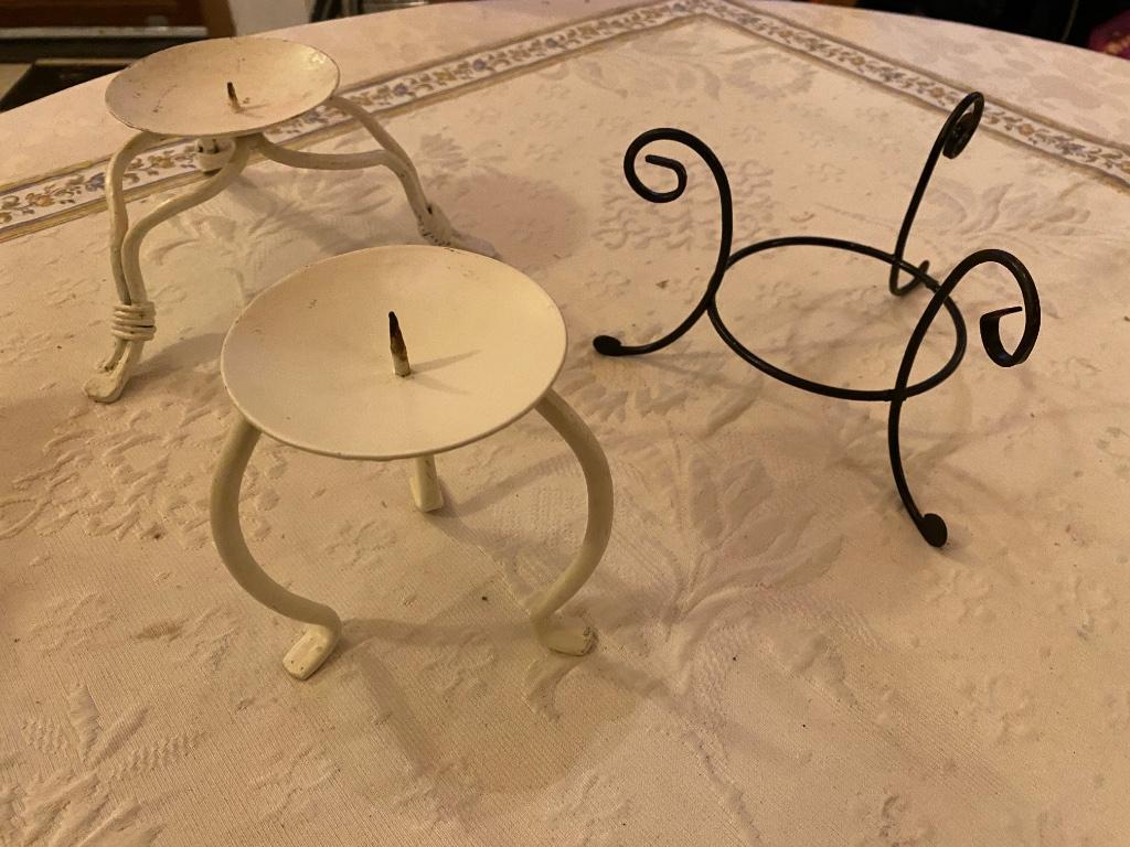 3 bougeoirs: 2 bougeoirs en "fer forgé" blancs et support no, Maison & Meubles, Moins de 25 cm, Utilisé, Bougie, Crème