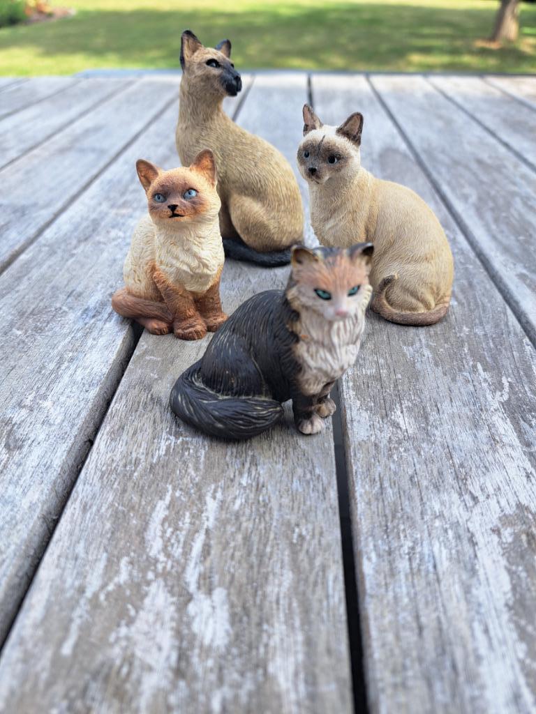 4 statues de chats - 1 de Schleich - 1 d'Ottanta, Collections, Statues & Figurines, Utilisé, Animal, Enlèvement ou Envoi