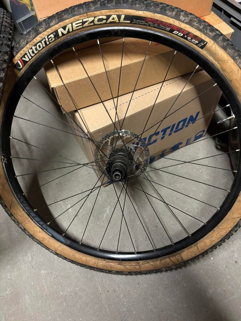 Mtb 29inch wielset syncros met banden en schijven, Fietsen en Brommers, Fietsonderdelen, Ophalen, Zo goed als nieuw