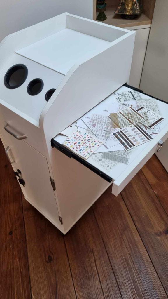 Meuble onglerie /coiffure, Comme neuf, Mains et Ongles, Enlèvement, Accessoires