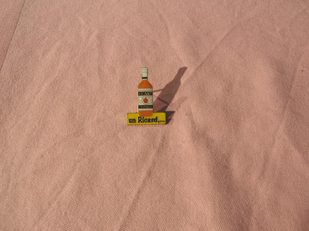 Bouteille pin Ricard : "Un Ricard"., Enlèvement ou Envoi, Comme neuf, Ustensile