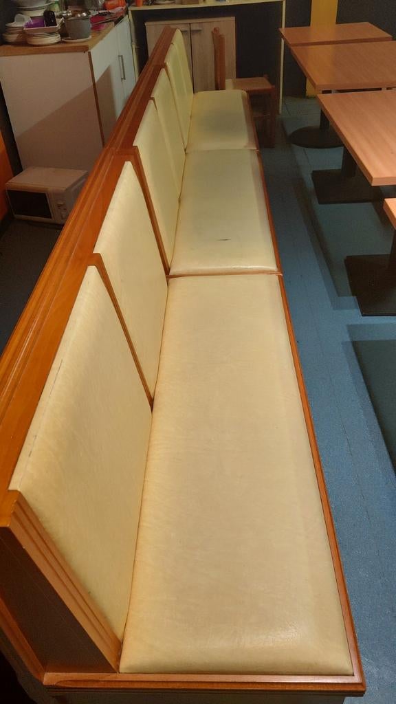 Tables et banquettes et chaises, Enlèvement