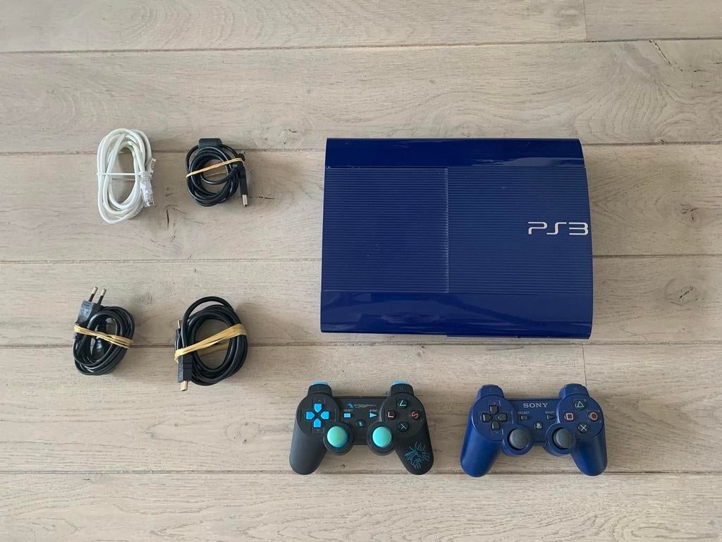 Playstation 3 (bleue) + 2 manettes + 5 jeux, Consoles de jeu & Jeux vidéo, Online, 2 joueurs, À partir de 12 ans, Comme neuf