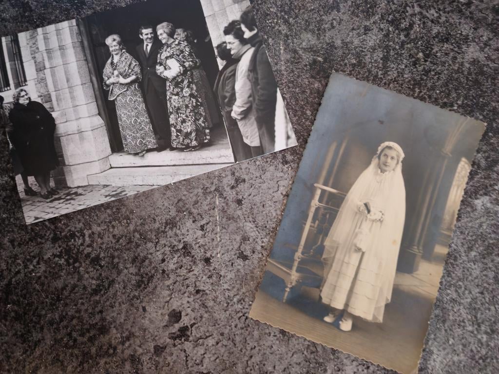 Oude foto's 'klederdracht', Verzamelen, Ophalen, 1960 tot 1980, Gebruikt, Foto