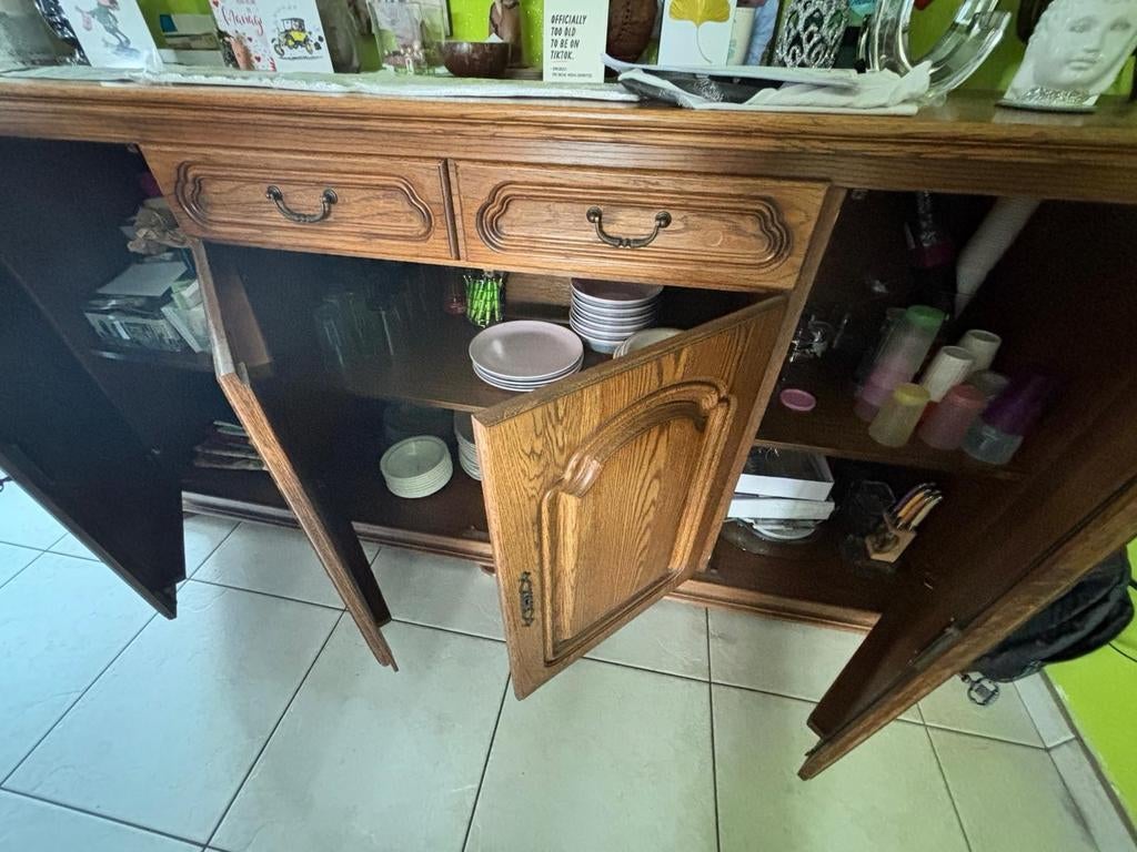 Buffet en chêne en bon état à donner, Maison & Meubles, Avec tiroir(s), 200 cm ou plus, Comme neuf, Enlèvement