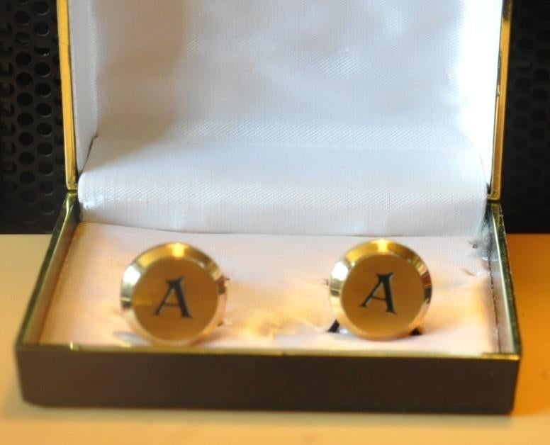 boutons de manchette aphabetique A en etui (x2019), Bijoux, Sacs & Beauté, Boutons de manchette, Enlèvement ou Envoi, Comme neuf