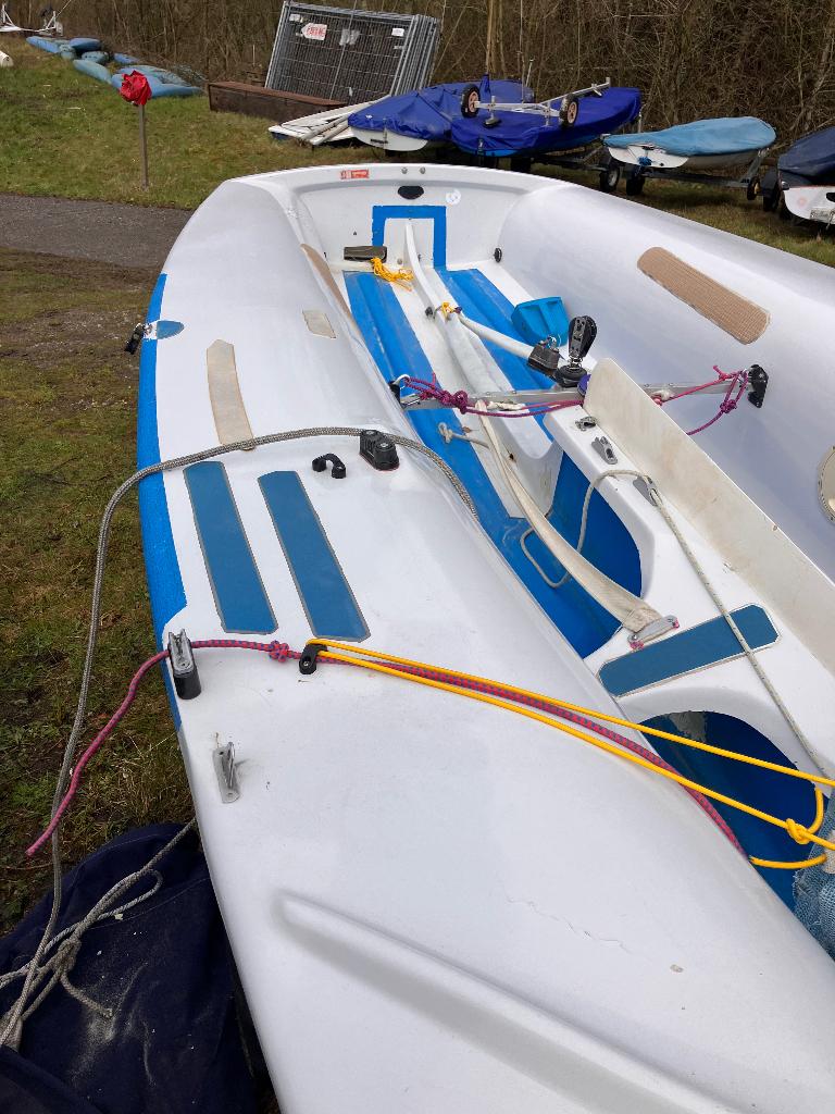 420 zeilboot met weg en strandtrailer, Sports nautiques & Bateaux, 3 à 6 mètres, Comme neuf, Enlèvement, Autres types