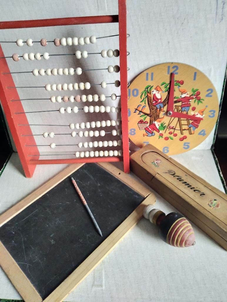 Ardoise + touche, horloge préscolaire, plumier, toupie, Antiquités & Art, Enlèvement ou Envoi