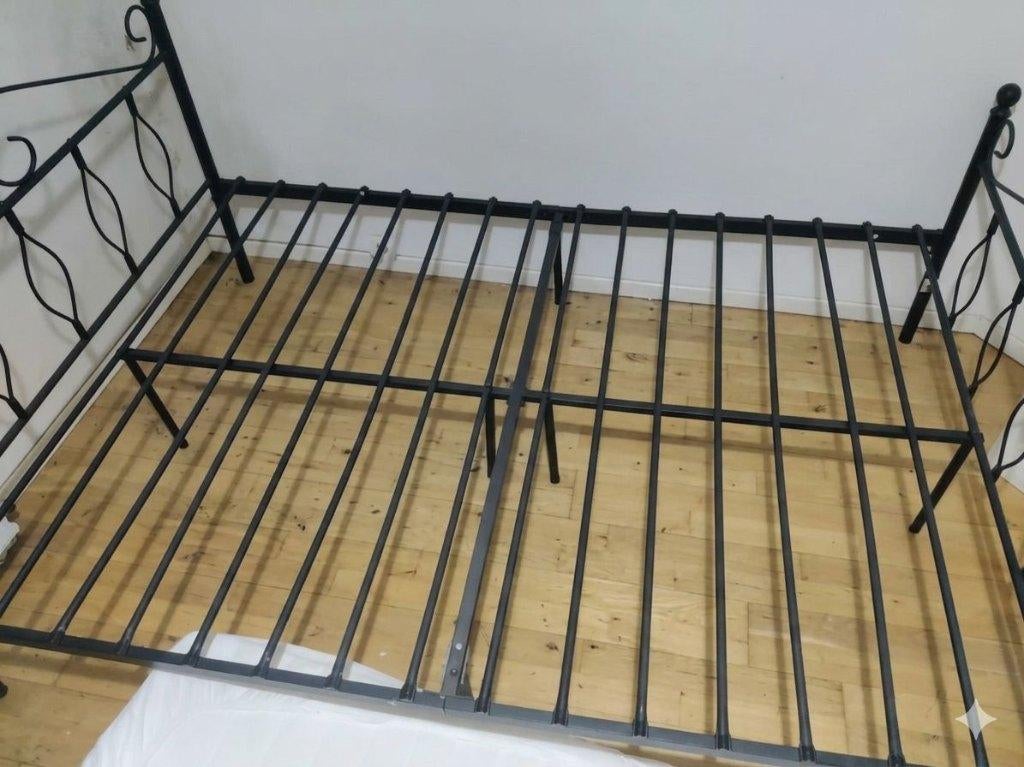 Metal Bed frame Approximatily 140x200 cm Black color, Huis en Inrichting, Slaapkamer | Bedden, Ophalen, Gebruikt, Zwart, Tweepersoons