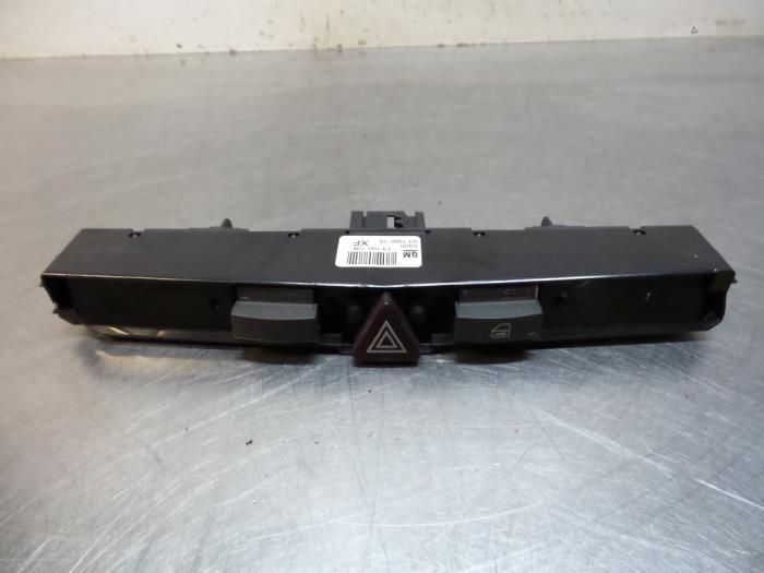 Paniekverlichtings Schakelaar van een Opel Astra (Astra H 04, Gebruikt, -, -, Opel