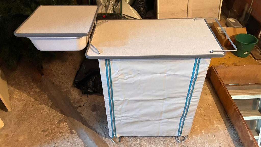 Kapeer tafel kastje met afwas bak en 3 legplanken, Caravanes & Camping, Meubles de camping, Enlèvement, Utilisé, Armoire de camping