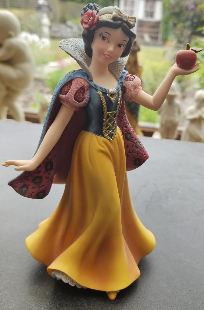 Disney beeldje Sneeuwwitje Met Rode Appel, Verzamelen, Ophalen of Verzenden, Sneeuwwitje of Doornroosje, Zo goed als nieuw, Beeldje of Figuurtje