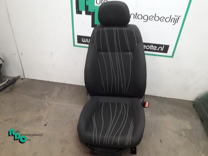 Siège droit d'un Opel Corsa (Corsa D 07-), Autos : Pièces & Accessoires, Habitacle & Garnissage, Opel, Utilisé, 3 mois de garantie