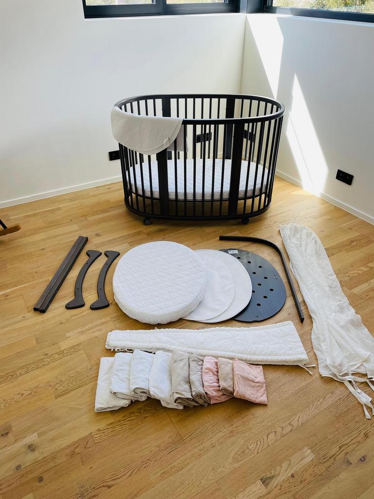 Stokke Sleepi Mini + uitbreidingsset peuterbed – Hazy Grey, Enfants & Bébés, Berceaux & Lits, Comme neuf, Enlèvement