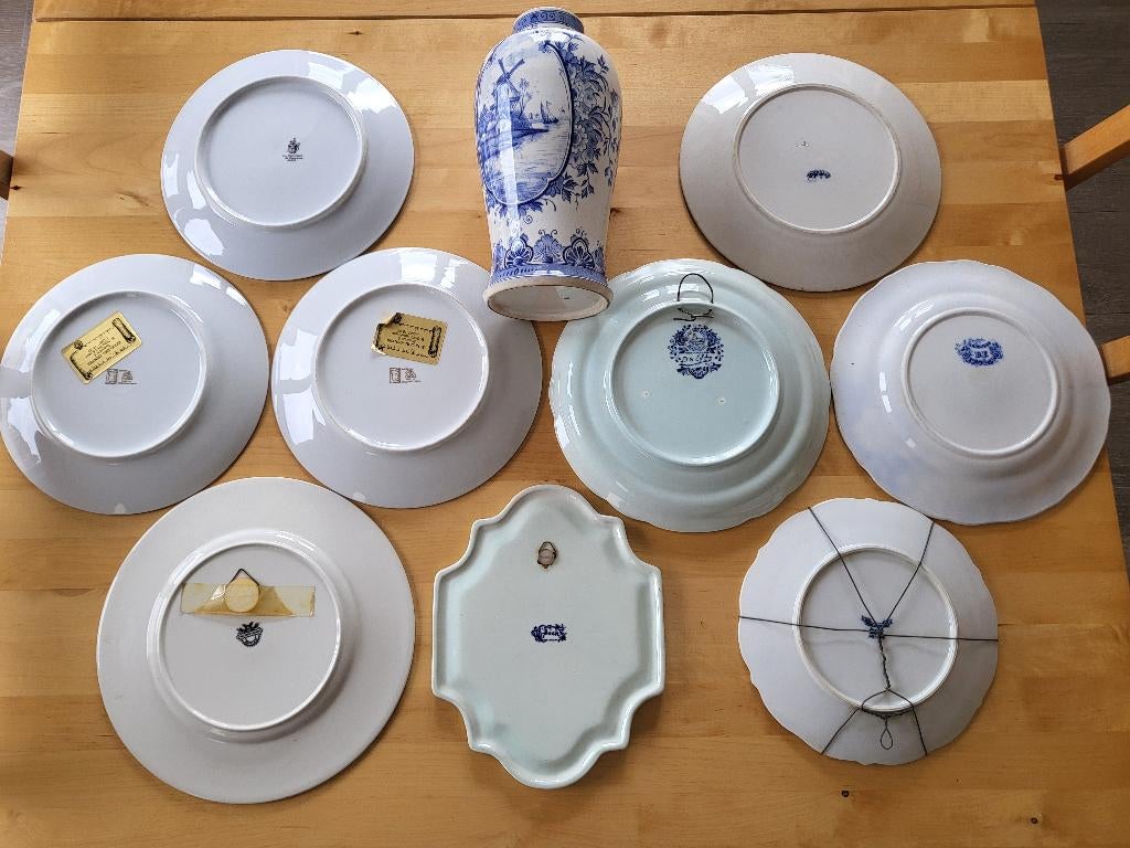 Assiettes et vase en faïence, Ophalen