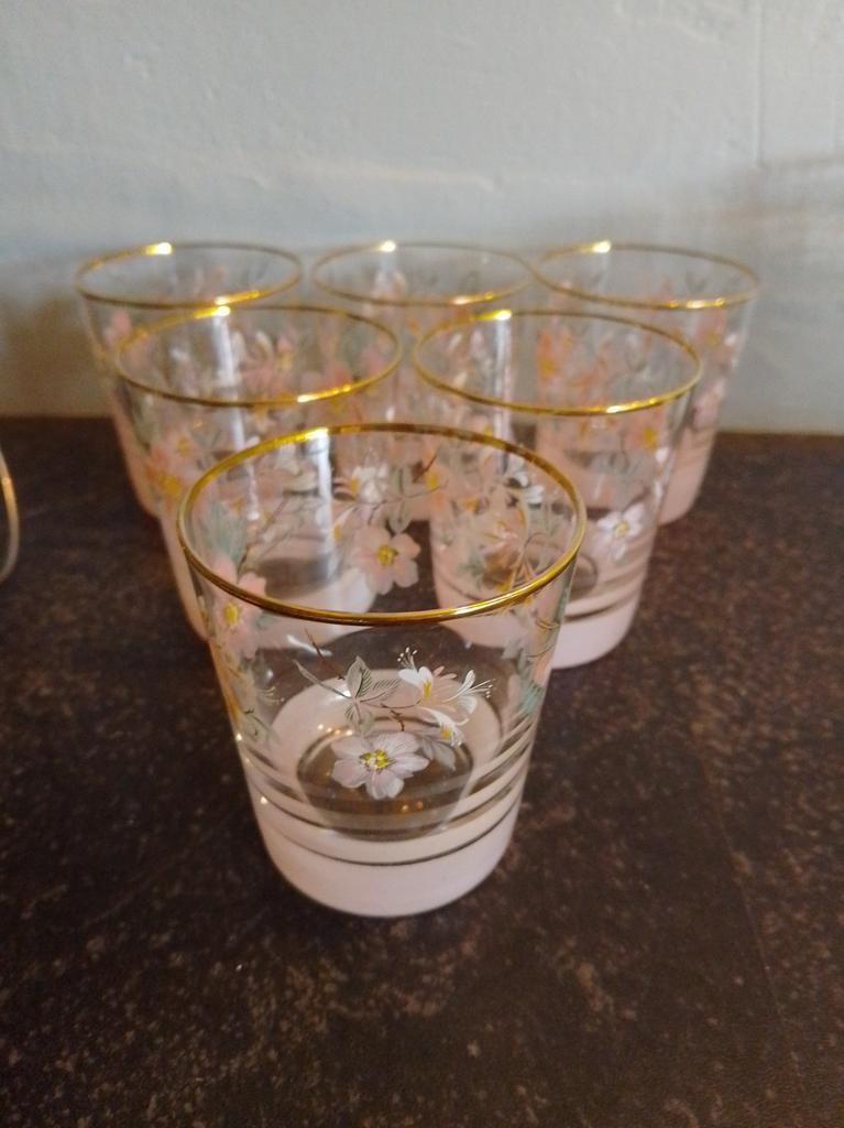 Service de 6 verres à eau., Enlèvement