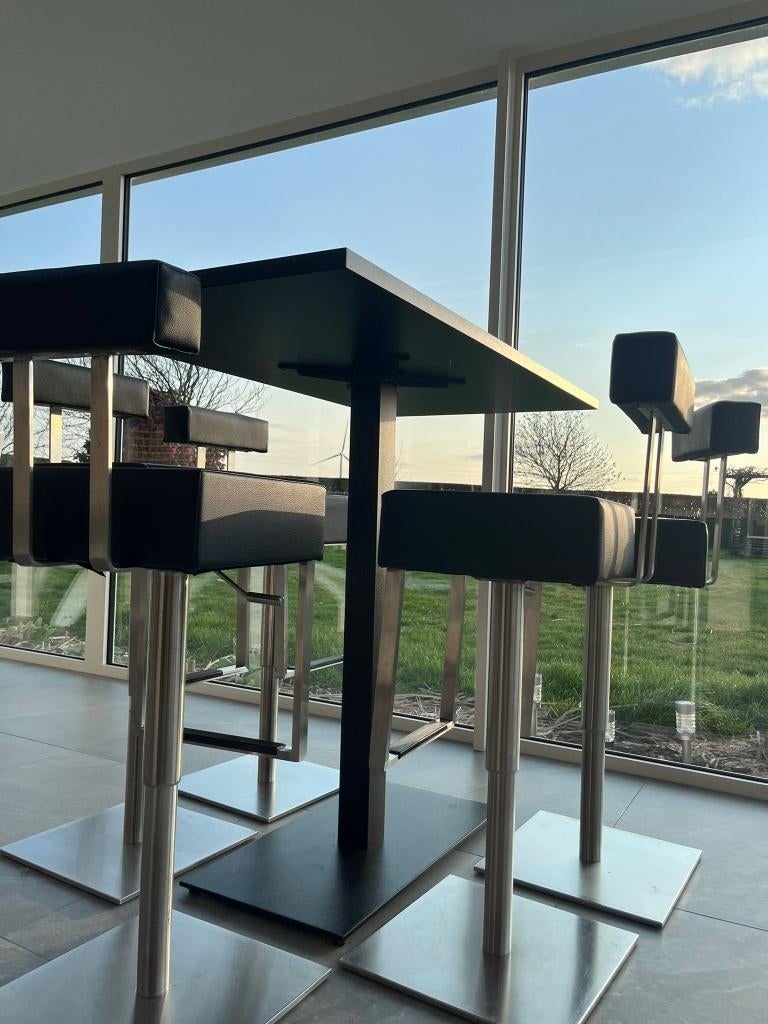 Table et tabourets de bar premiums - état impeccable, Maison & Meubles, Comme neuf, Cuir, 60 à 90 cm, 5 tabourets ou plus
