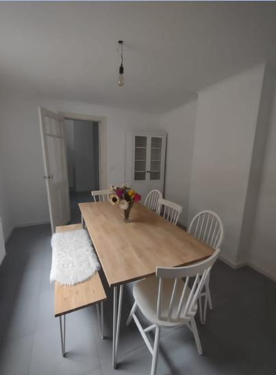 eettafel massief eik met stoelen en bankje, Landelijk , modern, 100 tot 150 cm, Ophalen of Verzenden, Zo goed als nieuw