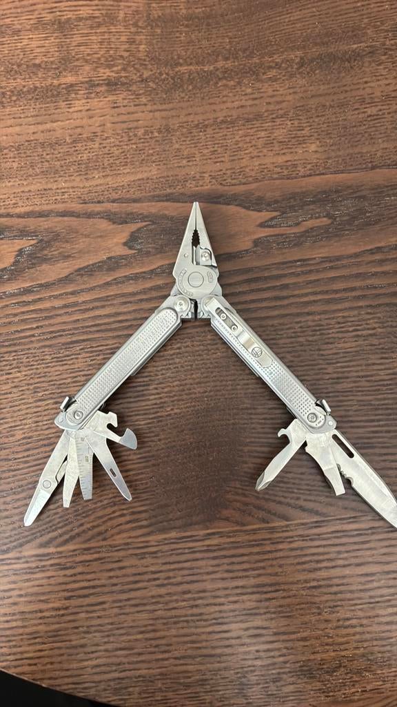 Leatherman Free p2, Caravanes & Camping, Enlèvement ou Envoi, Comme neuf