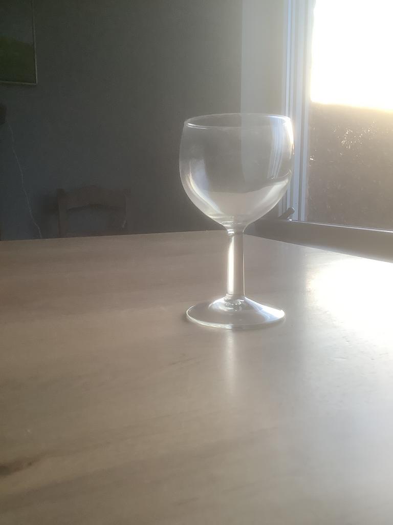 Verre à vin 13 cl dans une caisse en plastique, Enlèvement, Comme neuf