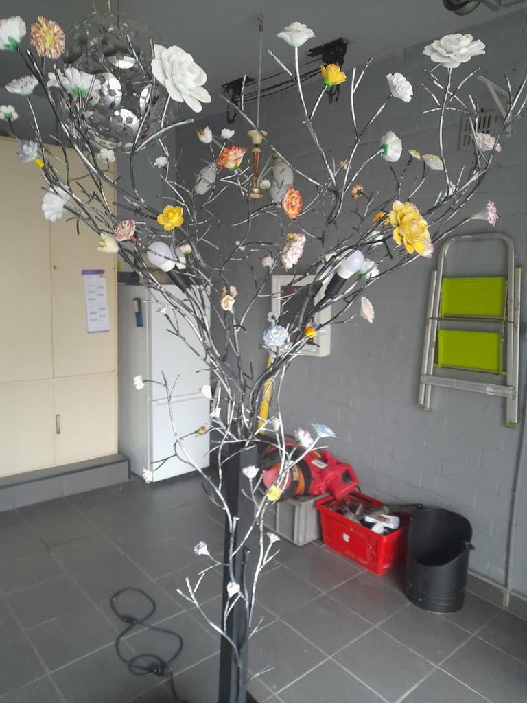 Metalen boom met oude porseleinen  bloemen  in 3 delen  220, Ophalen, Met verlichting