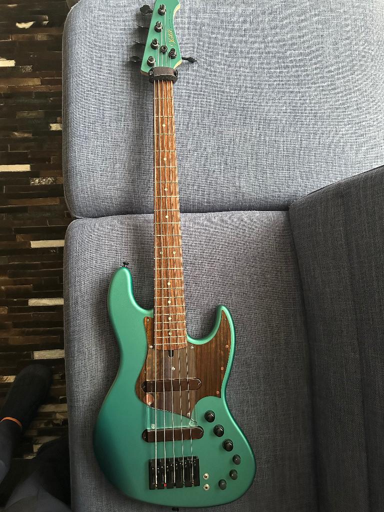 Adamovic Halo 6 and Xotic XJ 1 5 string, Musique & Instruments, Instruments à corde | Guitares | Basses, Enlèvement, Utilisé, Électrique