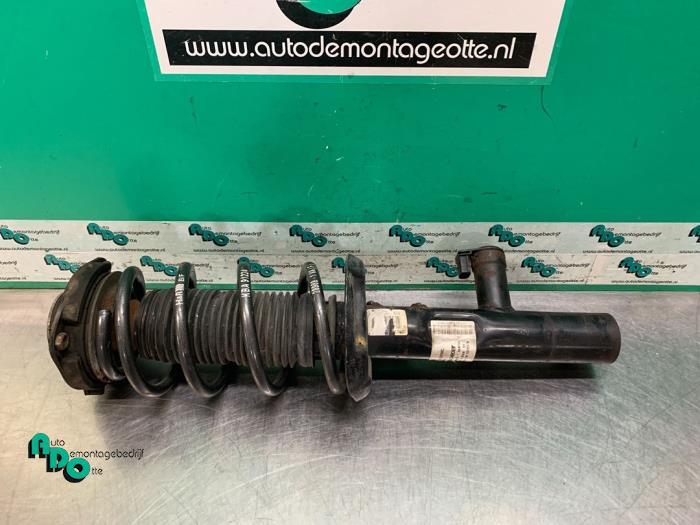 Barre amortisseur avant gauche d'un Volkswagen Scirocco (Sci, Volkswagen, -, 3 mois de garantie, Utilisé