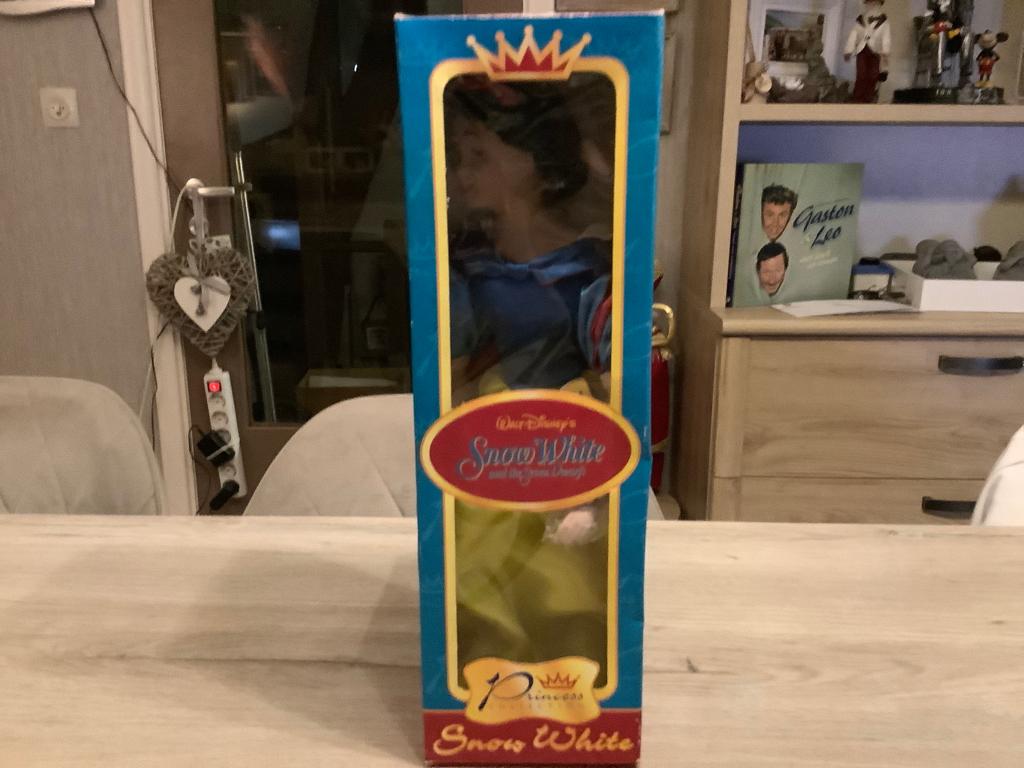 Walt Disney Sneeuwwitje porseleinen pop (Nieuw) (43 cm), Ophalen of Verzenden, Sneeuwwitje of Doornroosje, Nieuw, Beeldje of Figuurtje