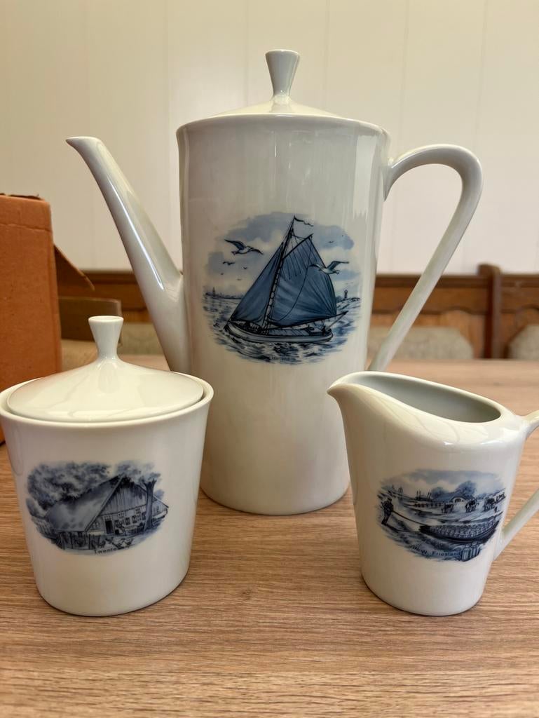 Theepot met suiker en melkkan, Ophalen