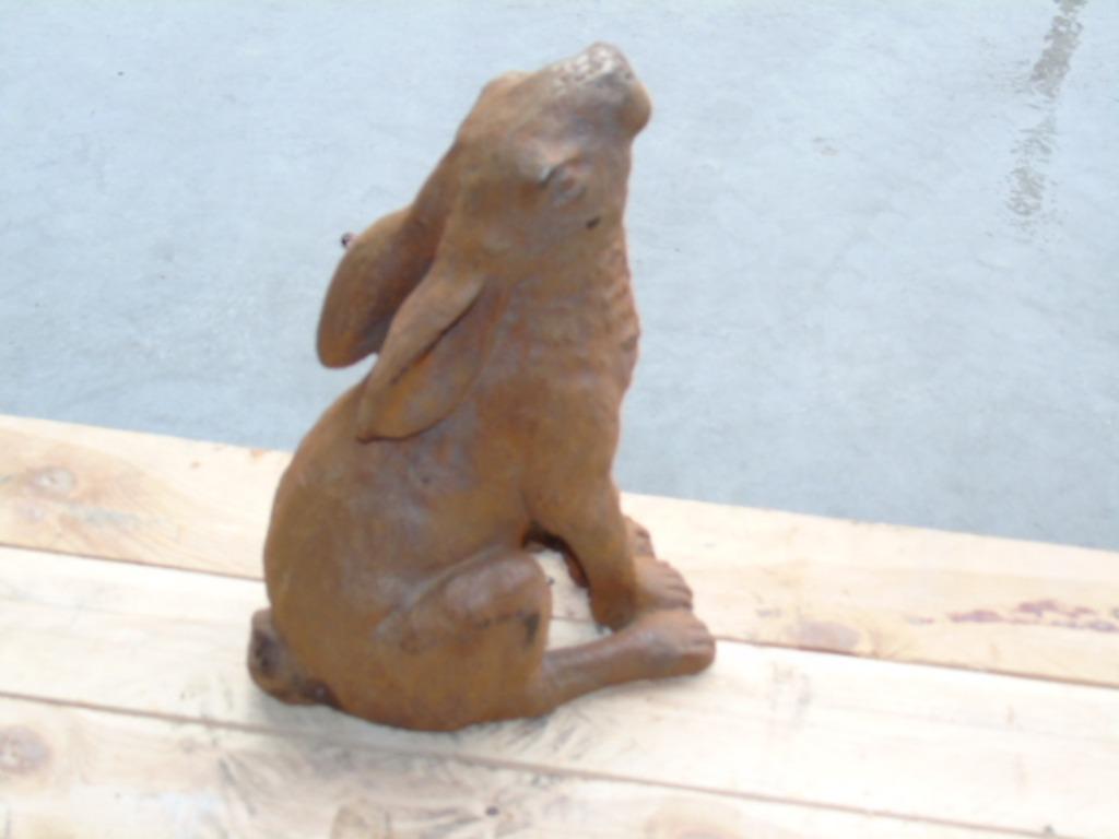 lapin assis oreilles en arrière en fonte patiné rouillé ..., Jardin & Terrasse, Statues de jardin, Neuf, Animal, Métal, Enlèvement