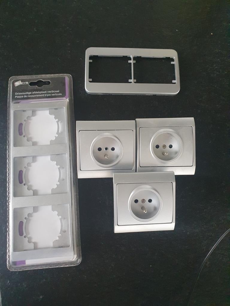 Afdekplaat drievoudig, tweevoudig en stopcontacten zilver, Bricolage & Construction, Électricité & Câbles, Enlèvement ou Envoi